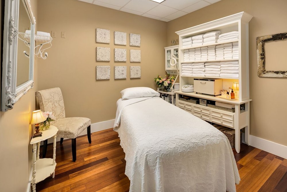 The Healing Garden Logo